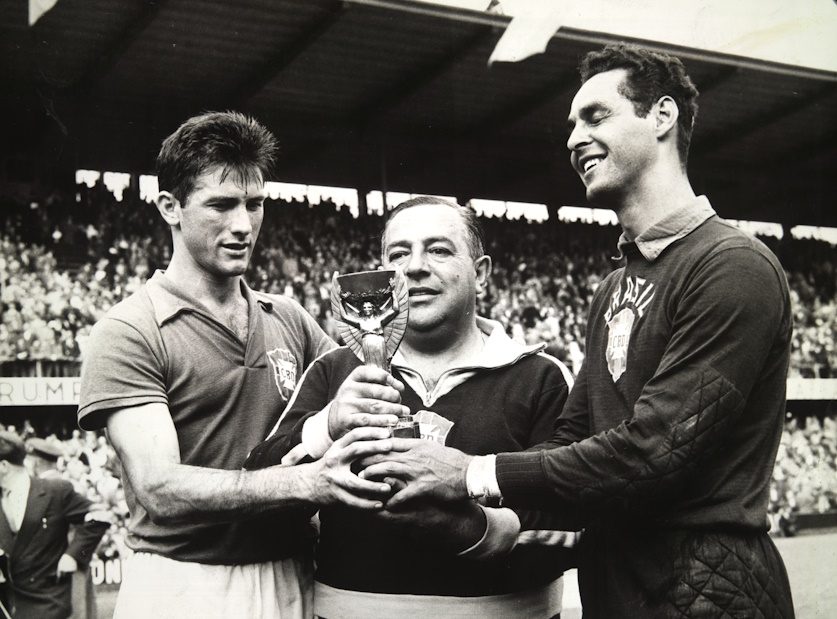 Gilmar, Vicente Feola e Belini com a taça da Copa do Mundo. Foto: Arquivo Nacional. 