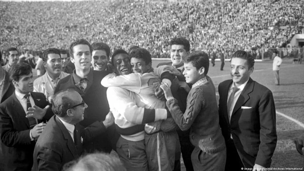 Pelé abraçou Amarildo após vitória da Copa de 62 | Foto: Foto: imago images/United Archives International. 